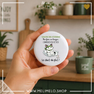 Badge, magnet et porte-clés humoristique chat – Leçon de cuisine. Pour faire une lasagne, commencer par retirer le chat du plat!