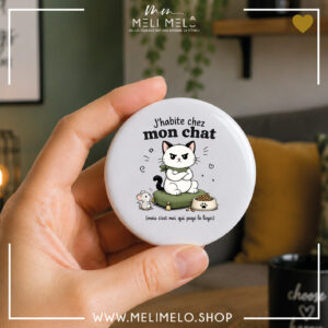 Badge, magnet et porte-clés humoristique chat – J&rsquo;habite chez mon chat