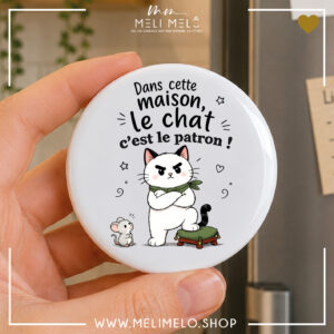 Badge, magnet et porte-clés humoristique chat – Dans cette maison, le chat c&rsquo;est le patron!