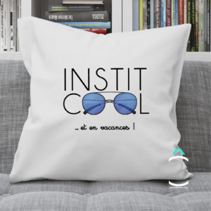 Coussin – Instit cool… Et en vacances!